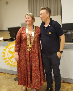 Président sortant Florent Schlick remettant le collier à la présidente entrante Catherine Delapierre